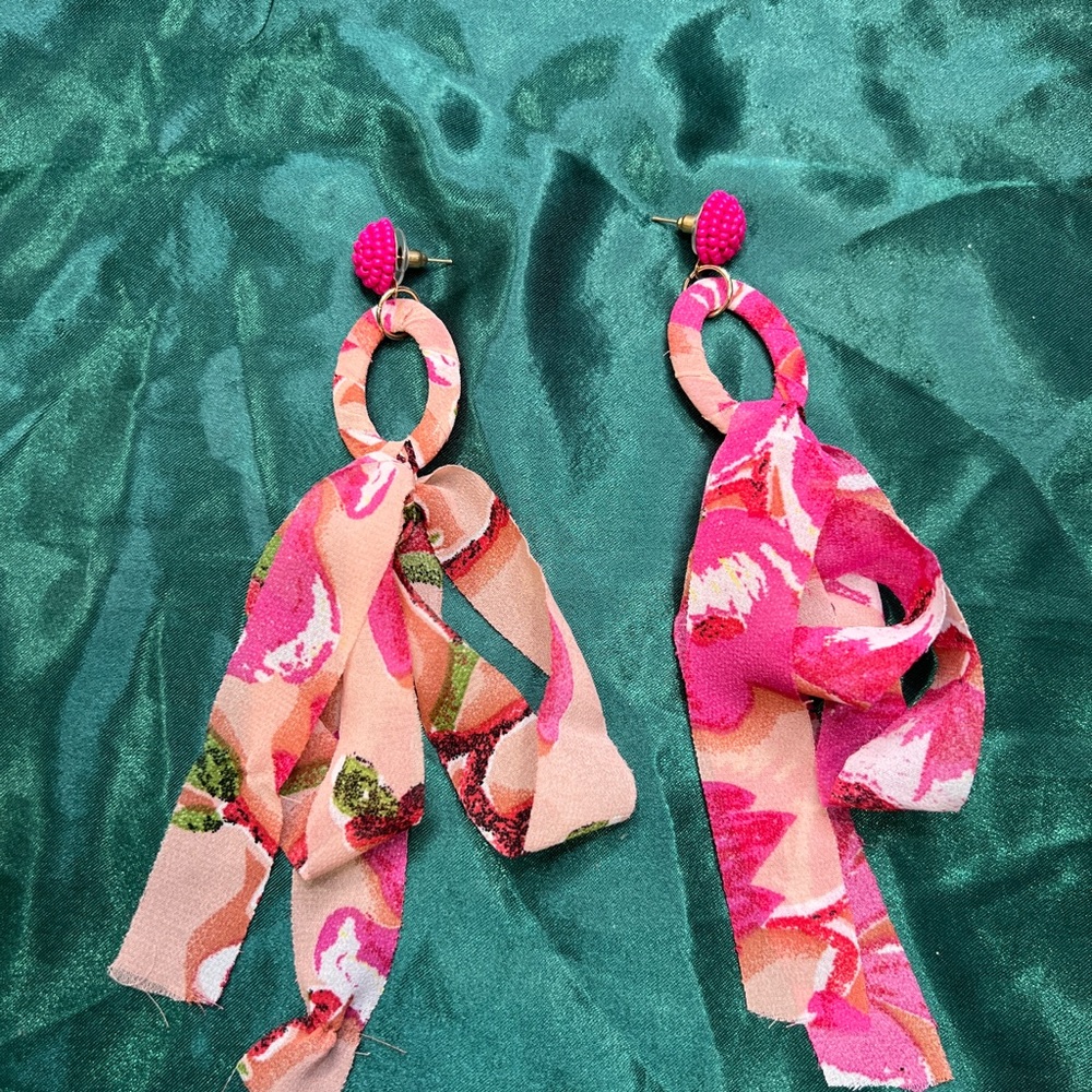 Pink bow earrings 💕